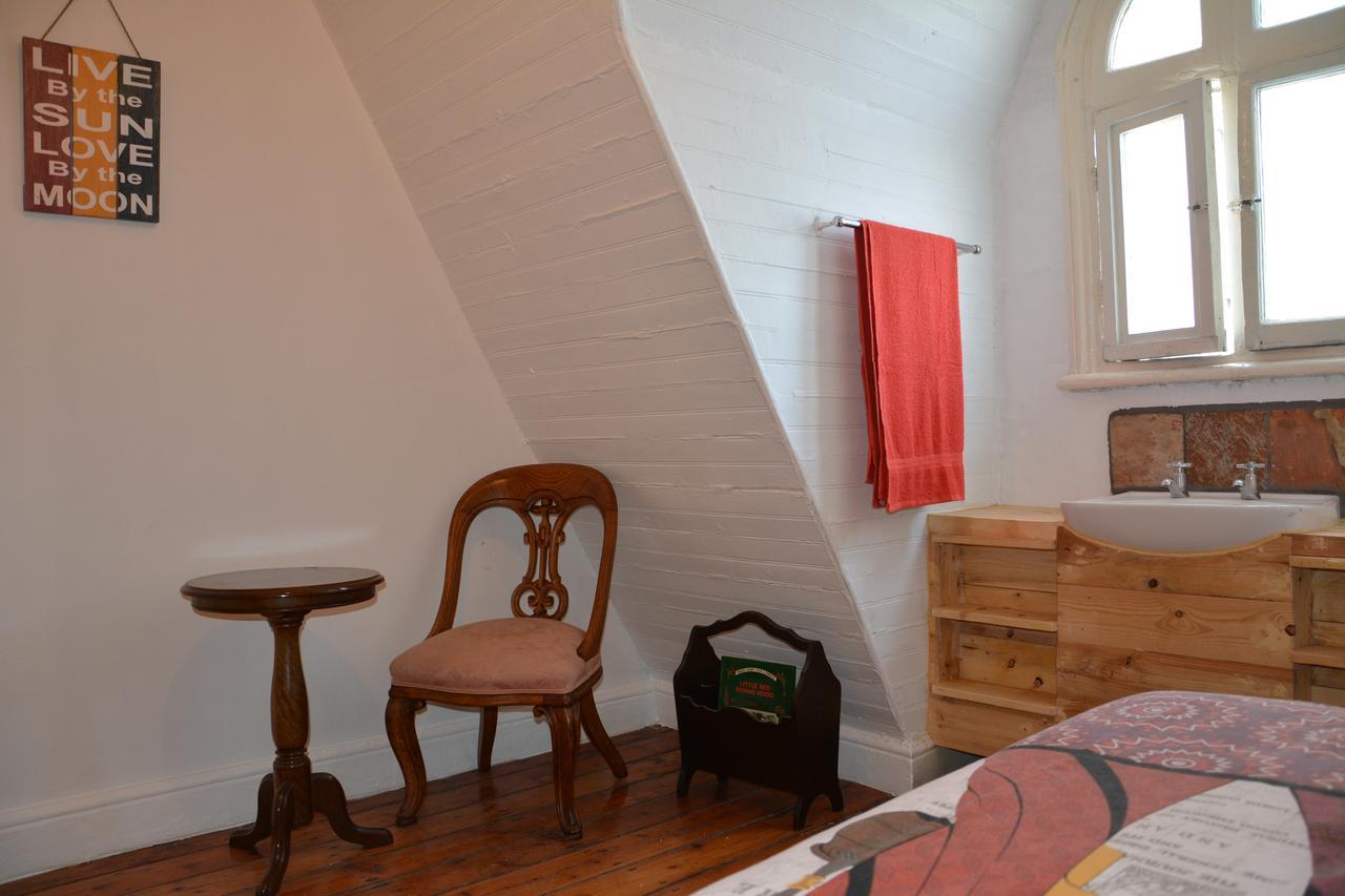 Urban Hive Backpackers Hostel เคปทาวน์ ภายนอก รูปภาพ