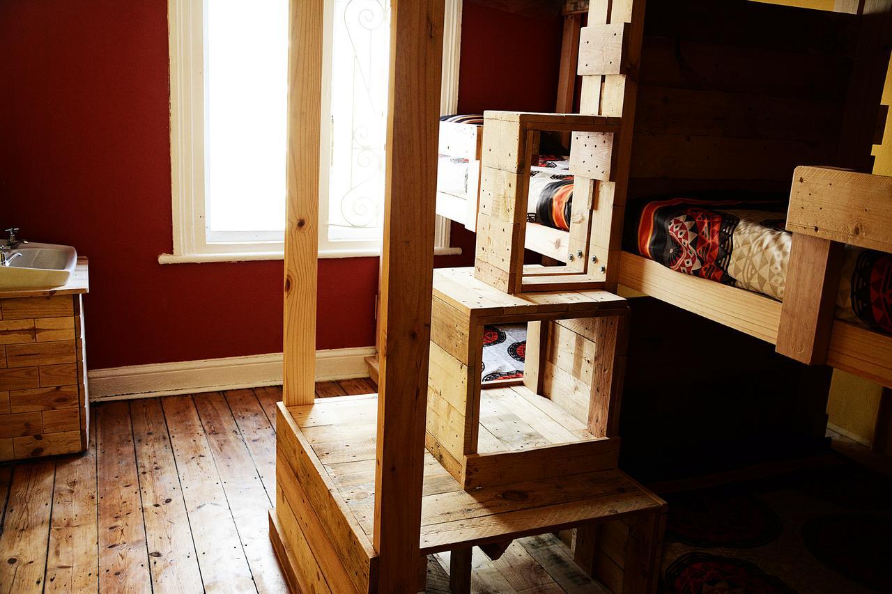 Urban Hive Backpackers Hostel เคปทาวน์ ภายนอก รูปภาพ