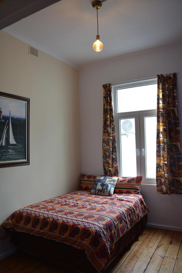 Urban Hive Backpackers Hostel เคปทาวน์ ภายนอก รูปภาพ